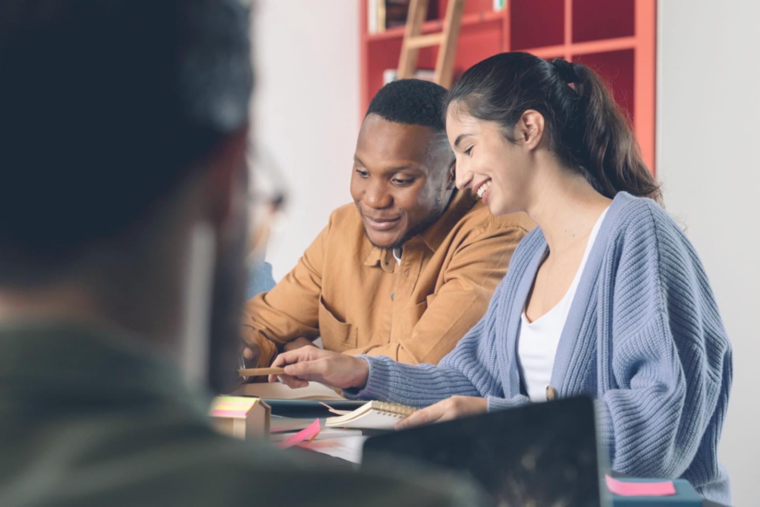 Réunion stratégique d'équipe financière analysant des projets d'investissement