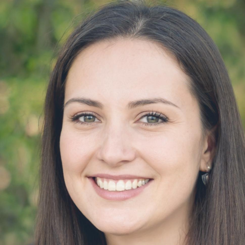 Conseillère financière professionnelle analysant des documents d'investissement